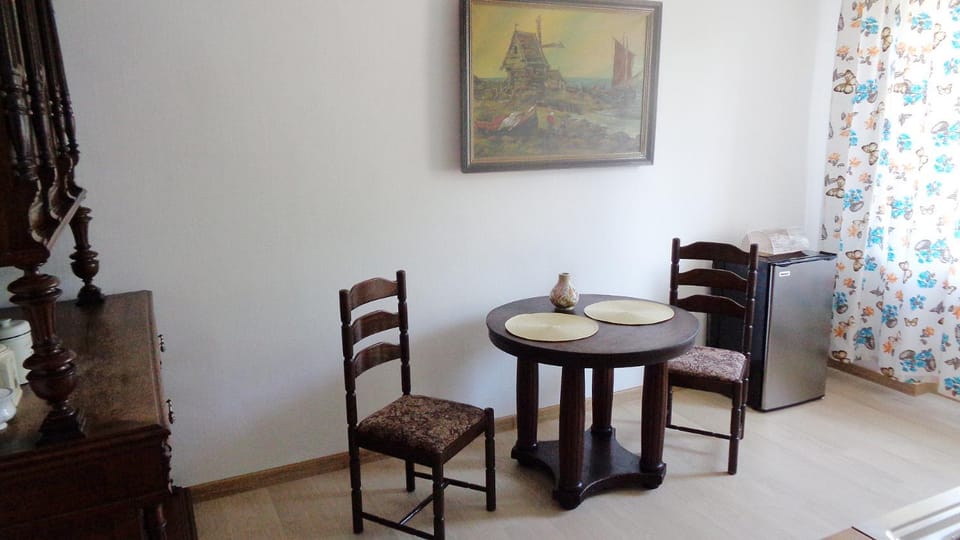 Kitchen or kitchenette, Dining area