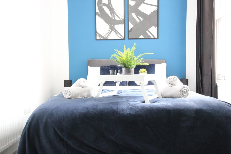 Bed, Bedroom, towels