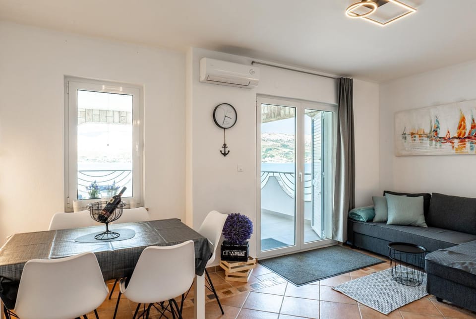 Living room, Seating area, Dining area, air conditioner