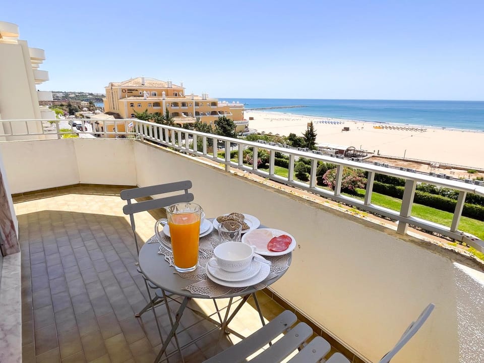 Natural landscape, View (from property/room), Balcony/Terrace, Dining area, Beach, Sea view