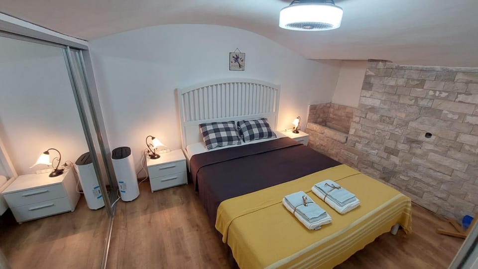 Bed, Photo of the whole room, Bedroom, towels