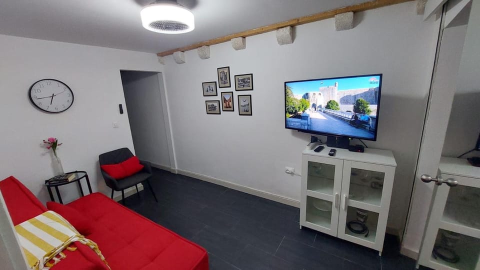 Communal lounge/ TV room, TV and multimedia, Living room, Seating area, Evening entertainment