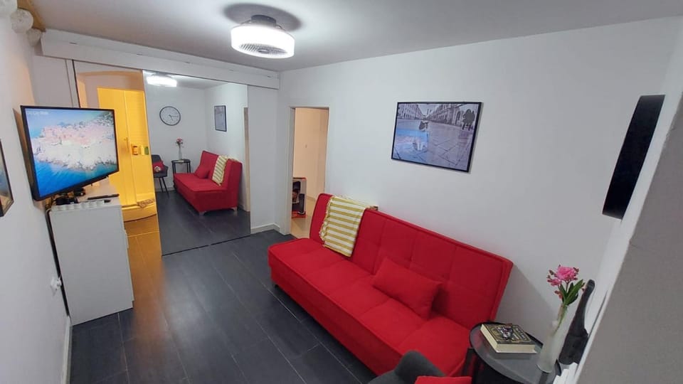 Communal lounge/ TV room, TV and multimedia, Living room, Seating area, Evening entertainment
