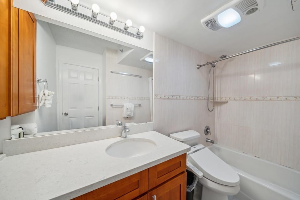 Gorgeous High Rise Waikiki Condo with Ocean and Diamond Head Views Apartment in Waikiki Beach