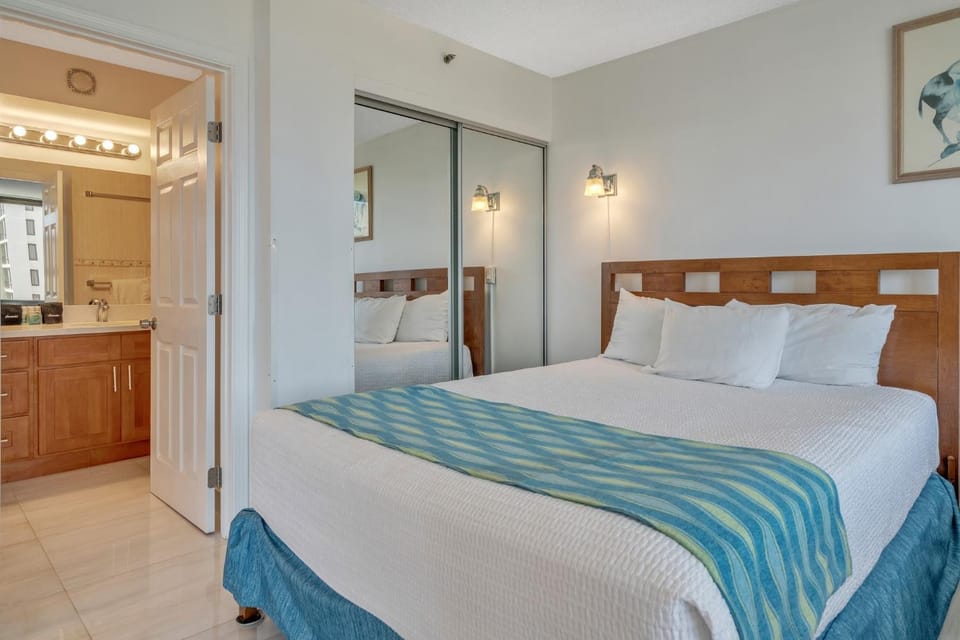 Gorgeous High Rise Waikiki Condo with Ocean and Diamond Head Views Apartment in Waikiki Beach