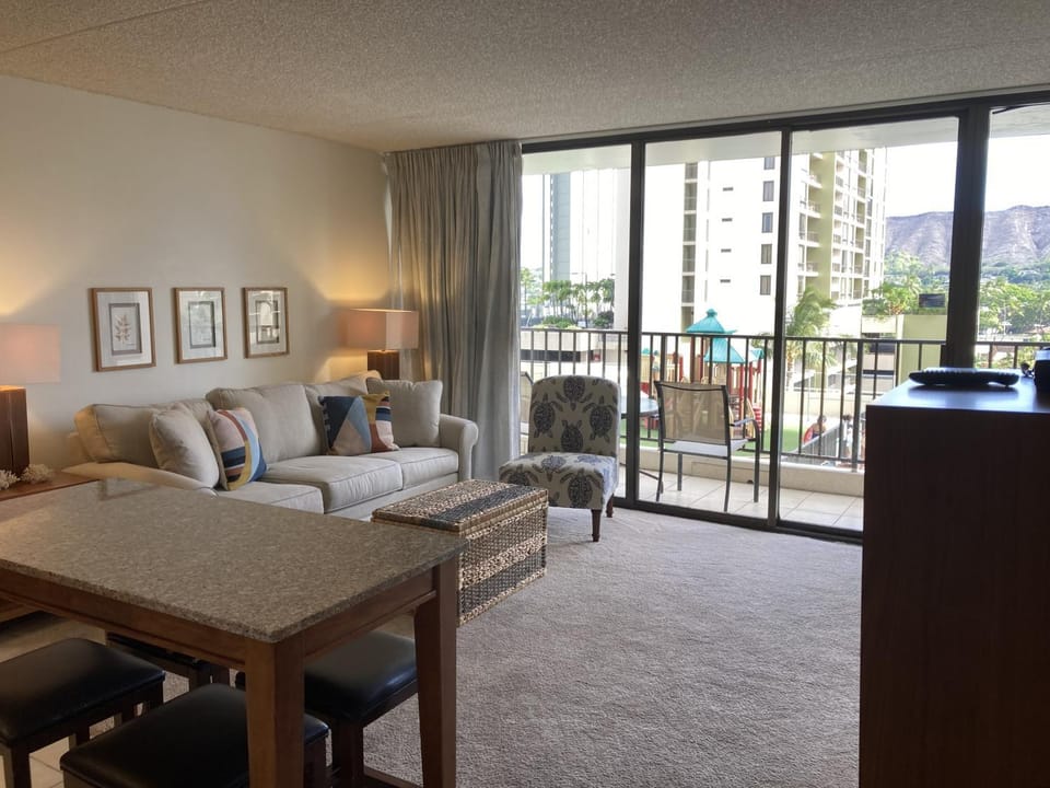 Deluxe Condo with Pool View, Free Parking & Wi-Fi Apartment in Honolulu