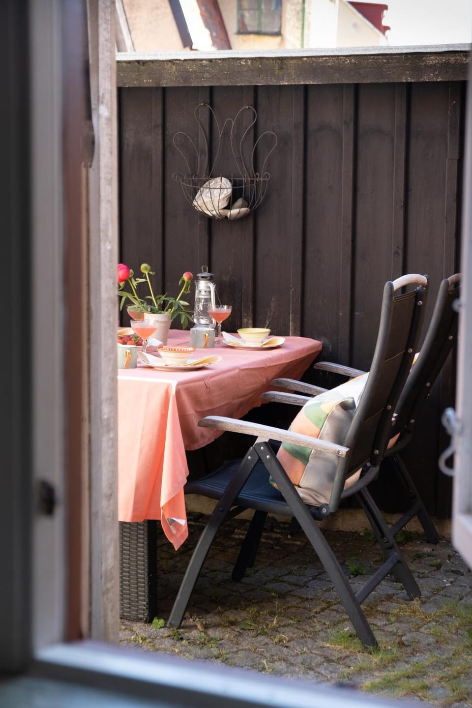 Patio, Day, Seating area, Dining area
