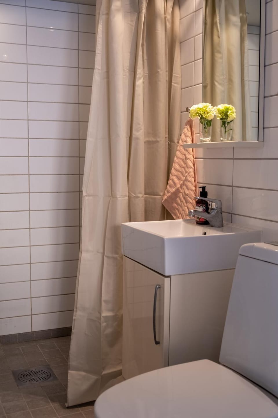 Shower, Toilet, Bathroom, Photo of the whole room, towels