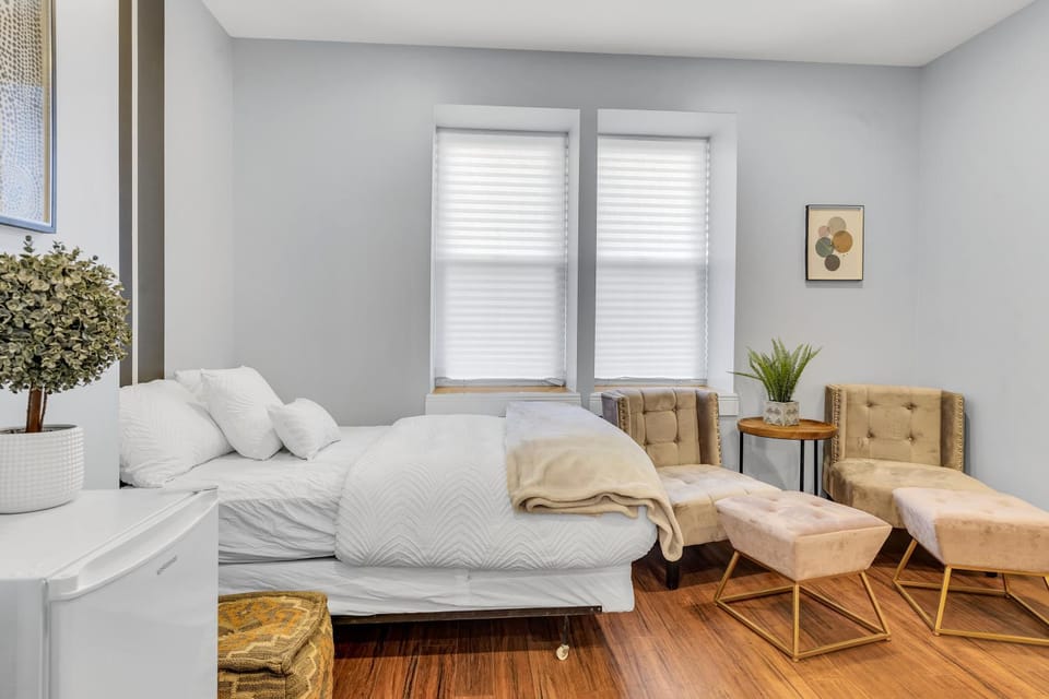 Bed, Living room, Photo of the whole room, Seating area, Bedroom