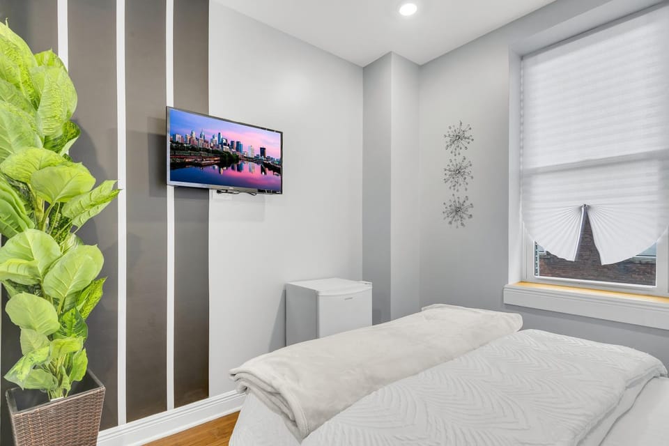 Bed, TV and multimedia, Photo of the whole room, Bedroom