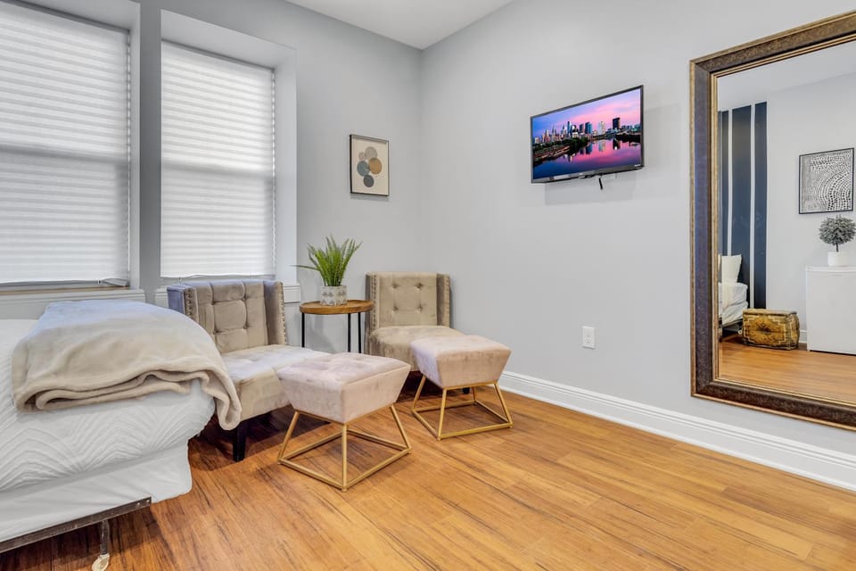 Bed, TV and multimedia, Living room, Photo of the whole room, Seating area, Bedroom