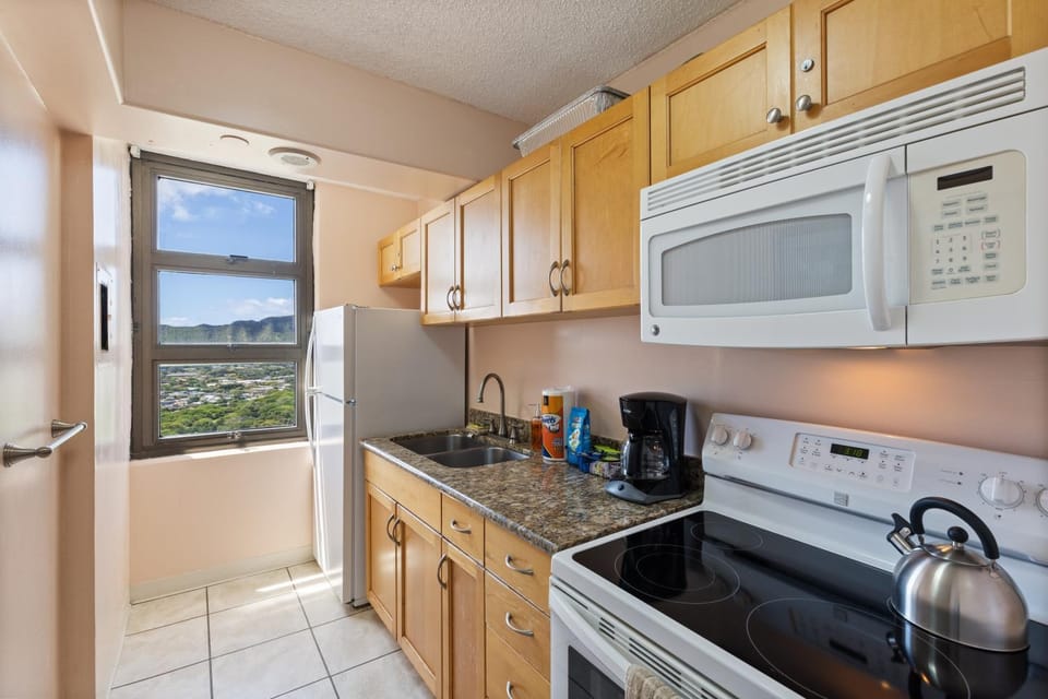 Beautifully Renovated 32nd Floor Deluxe Ocean View Waikiki Condo Apartment in Honolulu