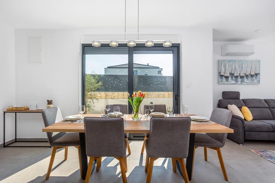 Seating area, Dining area