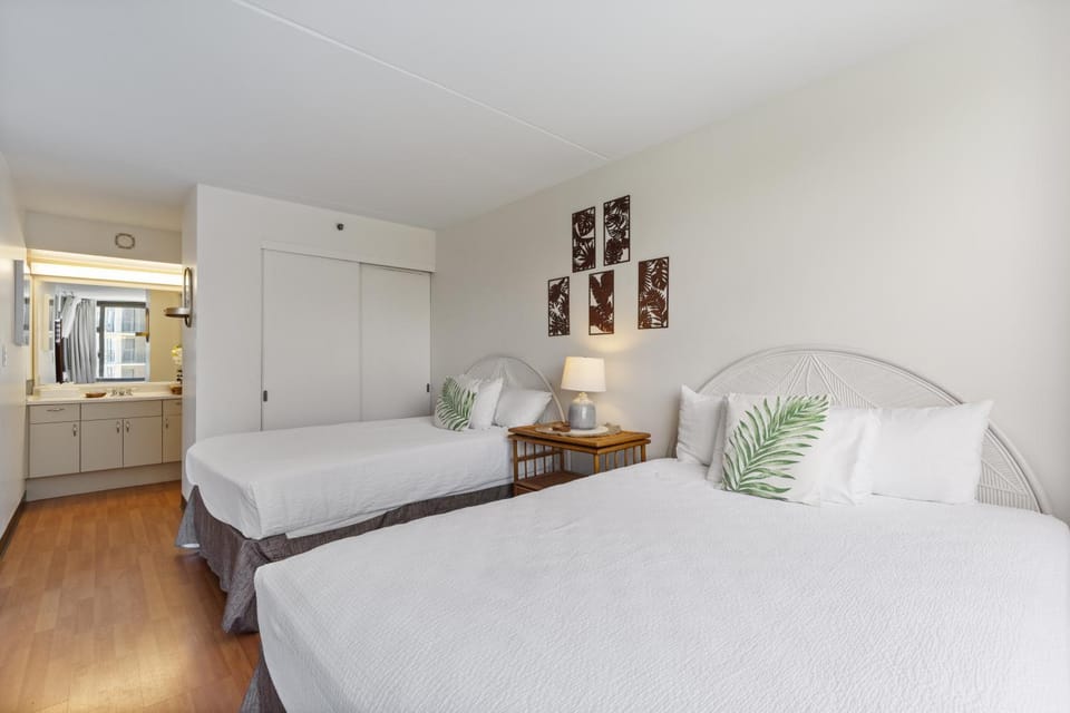 Breezy Waikiki Condo 2 Blocks from the Beach & FREE Parking! Apartment in Honolulu