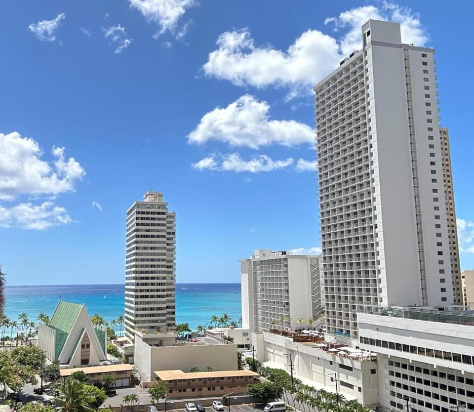 Breezy Waikiki Condo 2 Blocks from the Beach & FREE Parking! Apartment in Honolulu