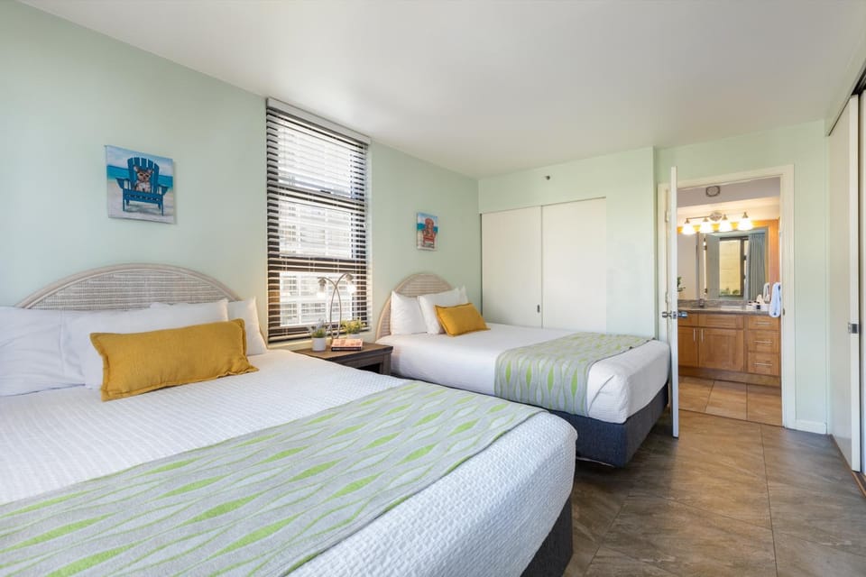 Light & Airy 8th Floor Ocean View Condo with Lanai condo Apartment in Honolulu