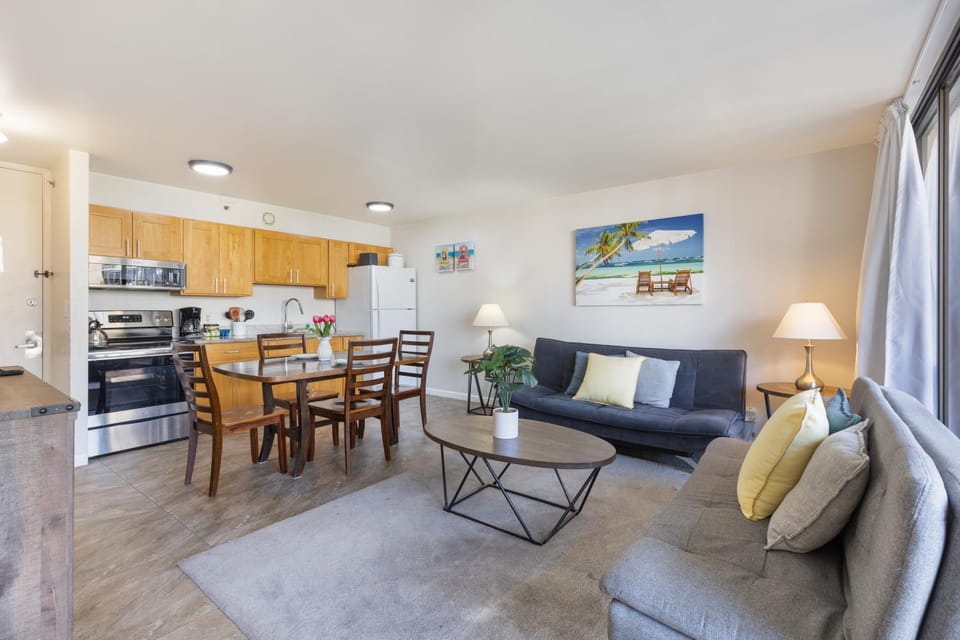Light & Airy 8th Floor Ocean View Condo with Lanai condo Apartment in Honolulu