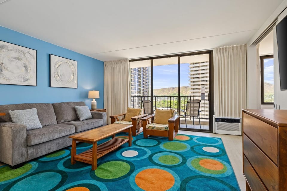 Spacious 14th Floor Corner Suite, Partial Diamond Head and Ocean Views, FREE Parking! Apartment in Honolulu