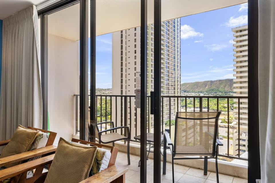 Spacious 14th Floor Corner Suite, Partial Diamond Head and Ocean Views, FREE Parking! Apartment in Honolulu