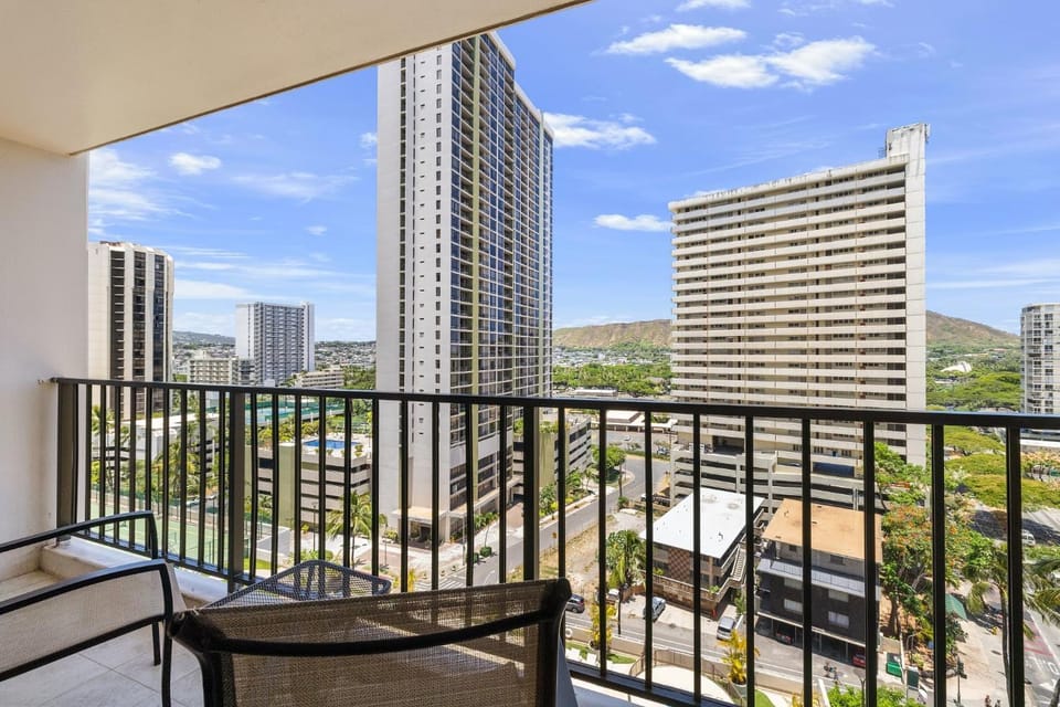 Spacious 14th Floor Corner Suite, Partial Diamond Head and Ocean Views, FREE Parking! Apartment in Honolulu
