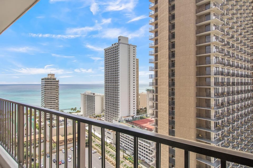 High Rise Ocean View Waikiki Condo, FREE Parking & Wi-Fi Apartment in Honolulu