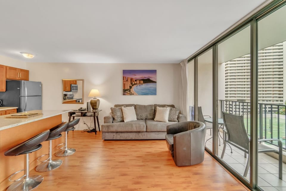 Deluxe Condo with Recreation Deck View, Free parking & WiFi Apartment in Honolulu