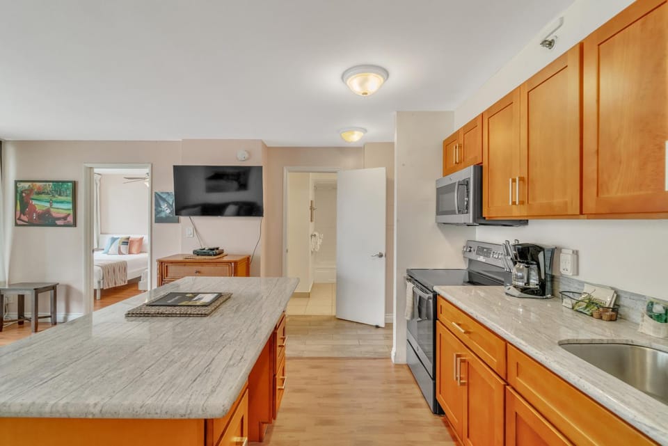 Deluxe Condo with Recreation Deck View, Free parking & WiFi Apartment in Honolulu