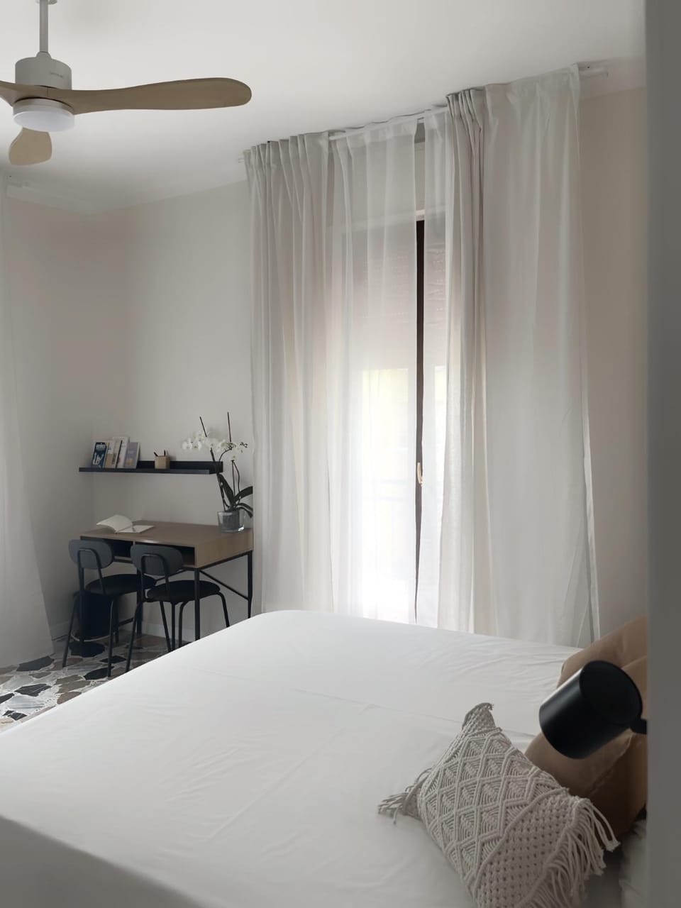 Bed, Balcony/Terrace, Seating area, Bedroom, fireplace, hair dresser