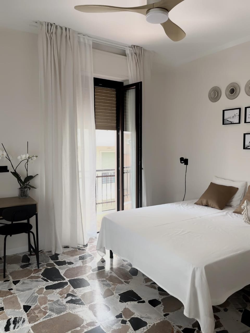 Bed, Balcony/Terrace, Seating area, Bedroom, fireplace