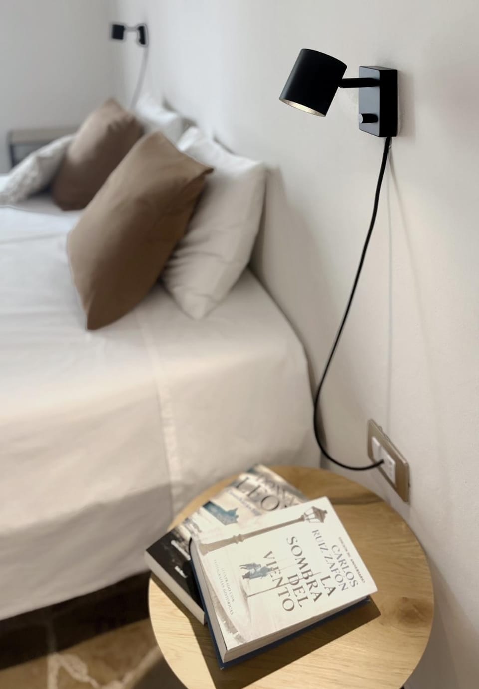 Bed, Bedroom, hair dresser