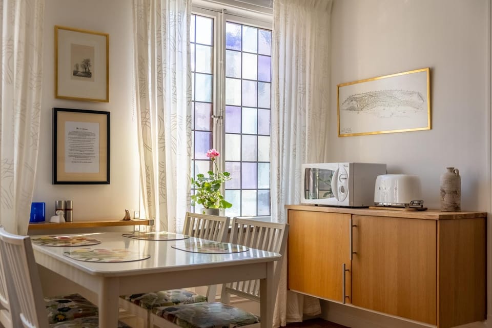 Kitchen or kitchenette, Dining area, minibar, toaster