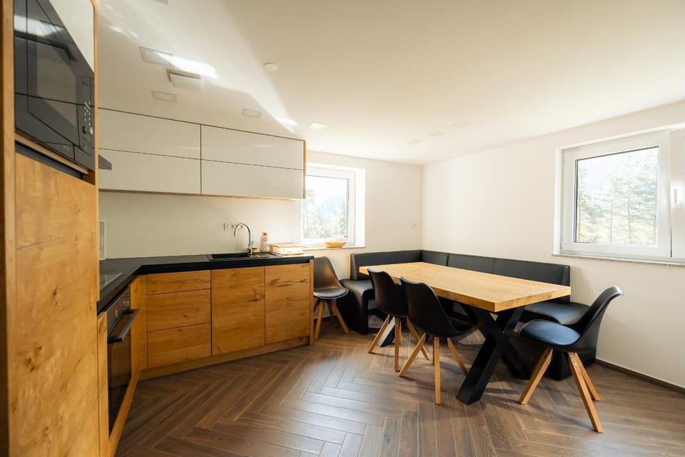 Kitchen or kitchenette, Dining area