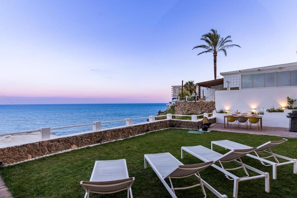 Casa Folimanka, 250sqm Garden Duplex with Jacuzzi, Sea View & Cinema Apartment in Torremolinos