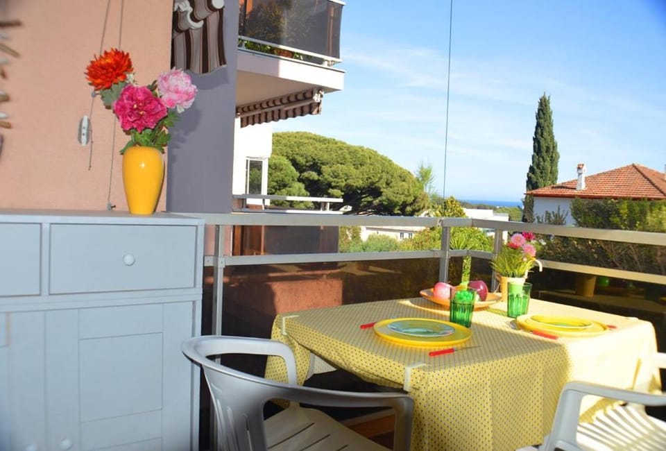 Joli studio cabine Vue Mer dans une Résidence avec Piscine Cabin in Cavalaire-sur-Mer