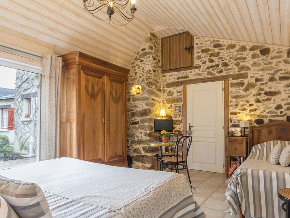Chambre tout confort près du canal à Blain, accès handicapés, WiFi, TV, coin cuisine - FR-1-306-1255 Bed and Breakfast in Pays de la Loire