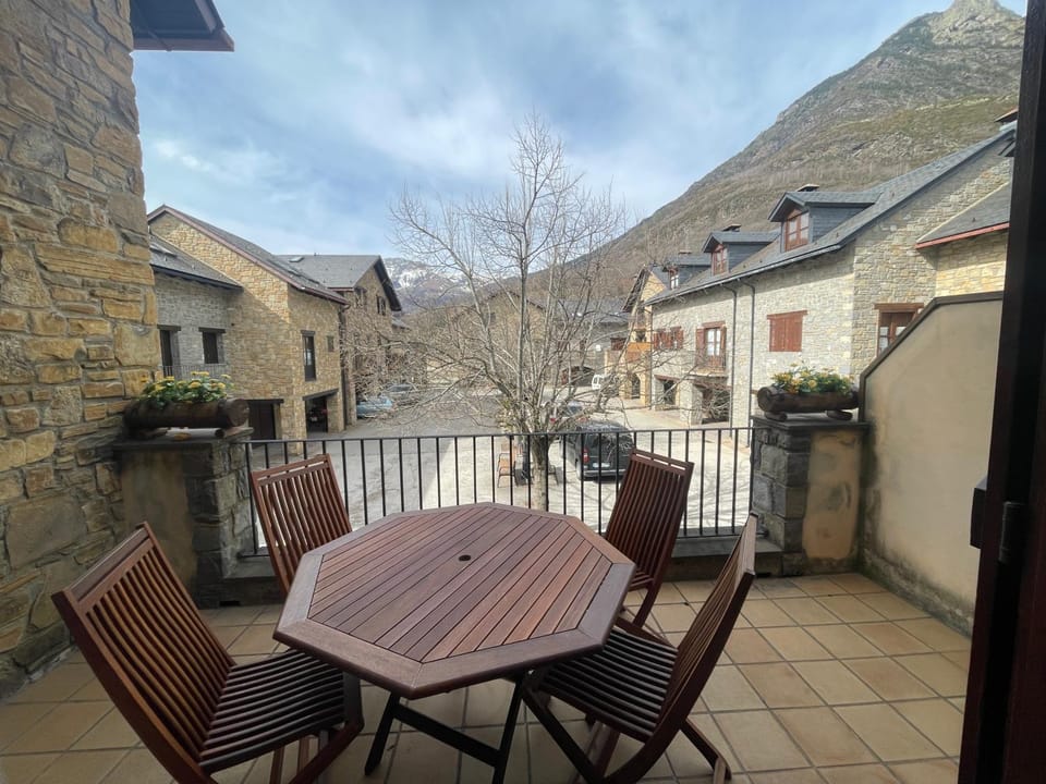 Property building, Day, Natural landscape, View (from property/room), Balcony/Terrace, Balcony/Terrace, Dining area, Mountain view