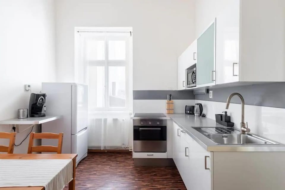 Coffee/tea facilities, Kitchen or kitchenette, Dining area, oven, stove, toaster