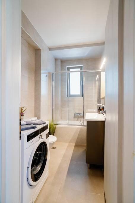 Bathroom, Photo of the whole room, washing machine