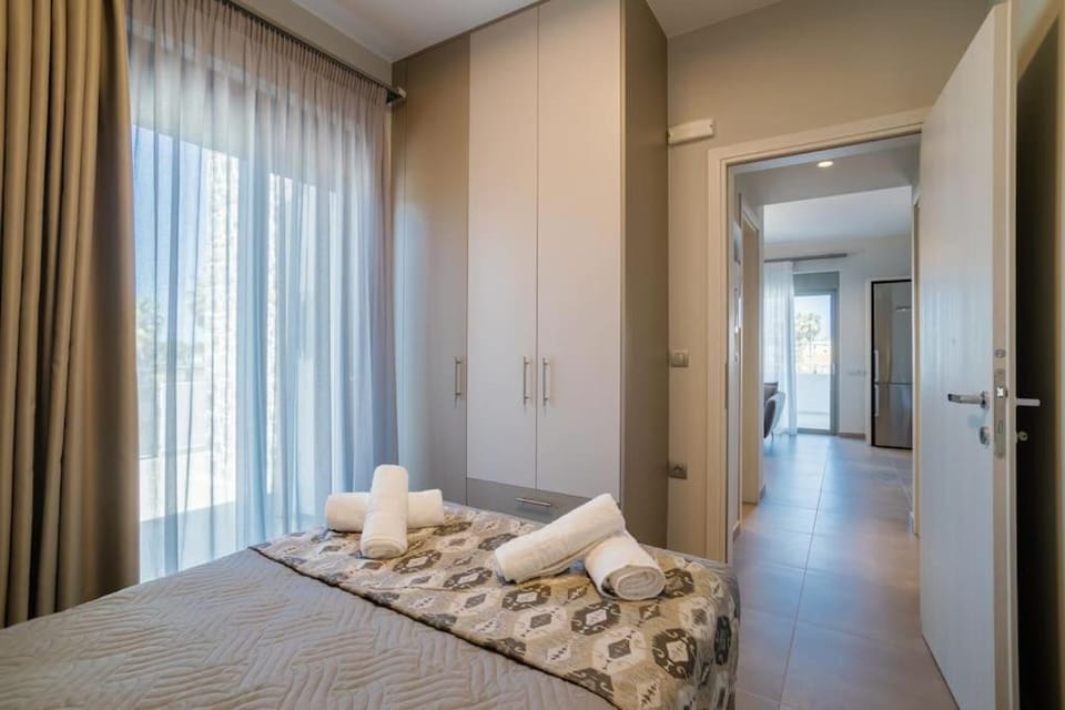 Bed, Photo of the whole room, Bedroom, towels