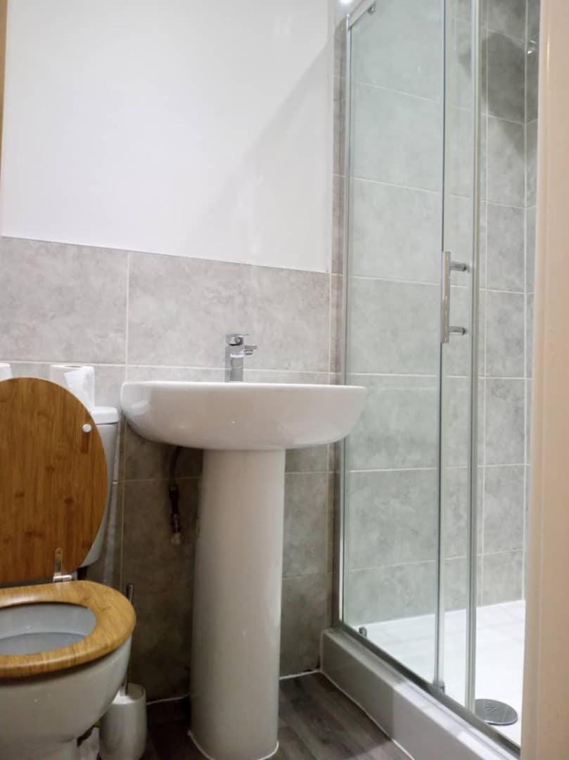 Ensuite Double-bed (H1) close to Burnley city centre Bed and Breakfast in Burnley