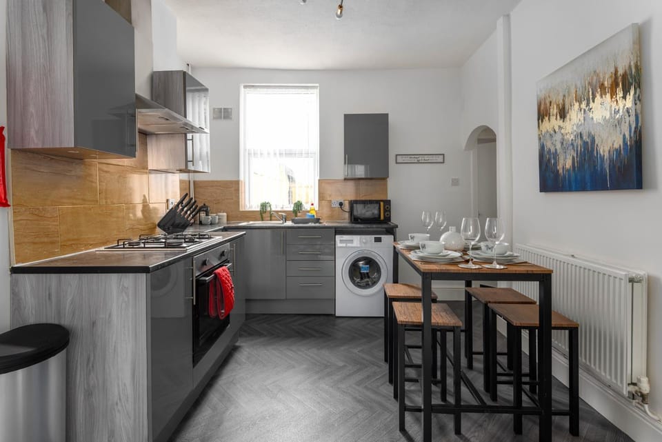 Kitchen or kitchenette, Dining area, minibar, washing machine