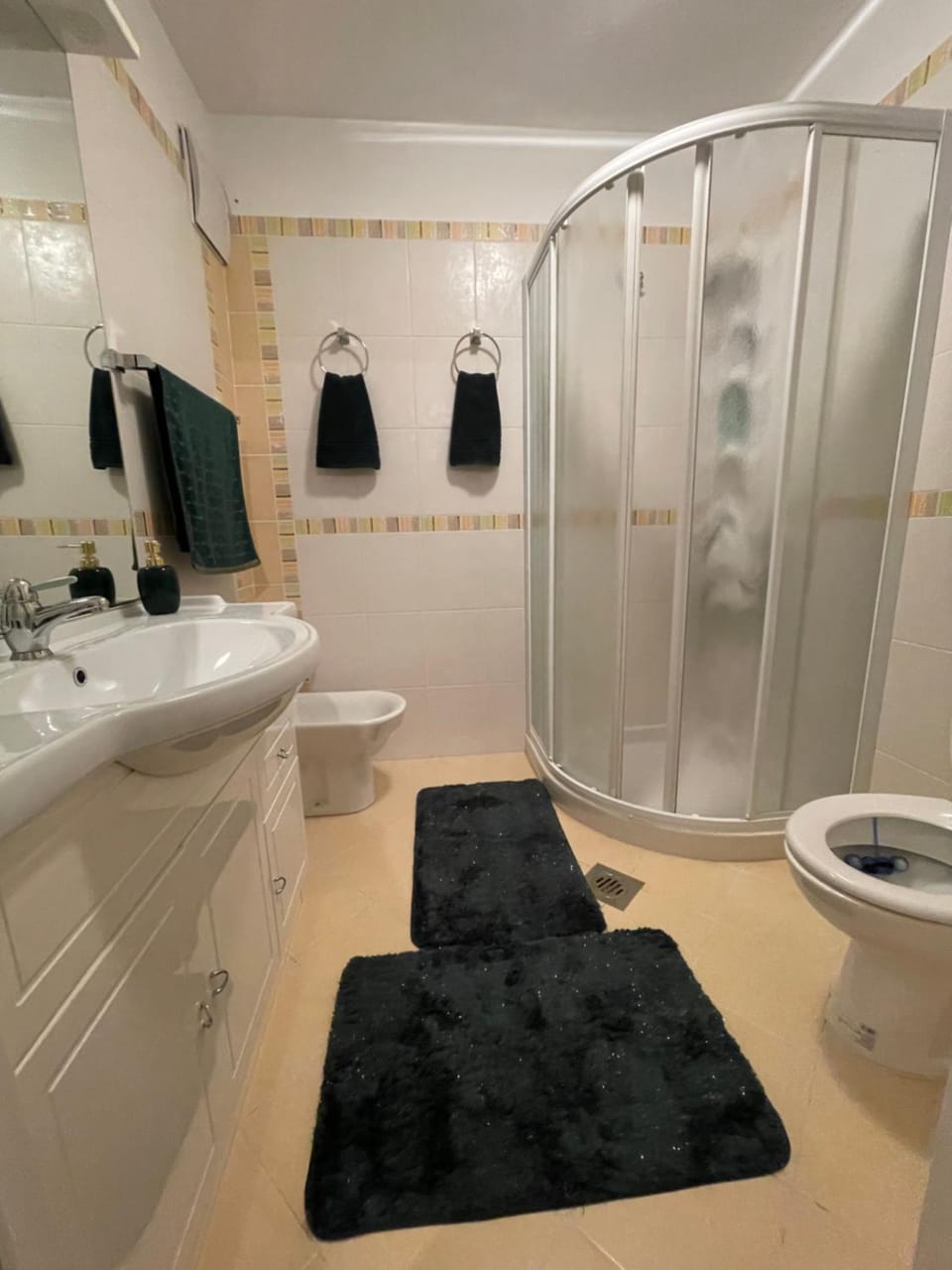 Shower, Toilet, Bathroom, towels