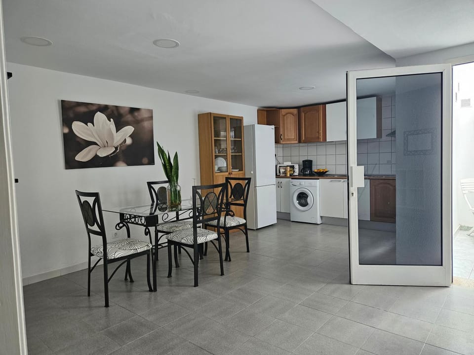 Kitchen or kitchenette, Seating area, Dining area, minibar, stove