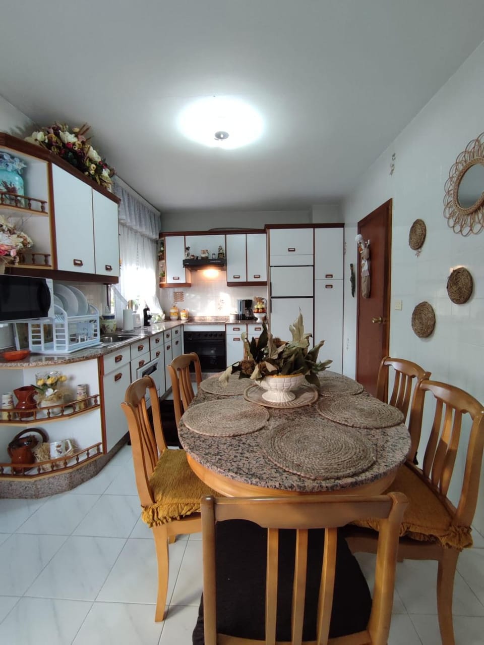 Kitchen or kitchenette, Dining area, minibar, pet friendly