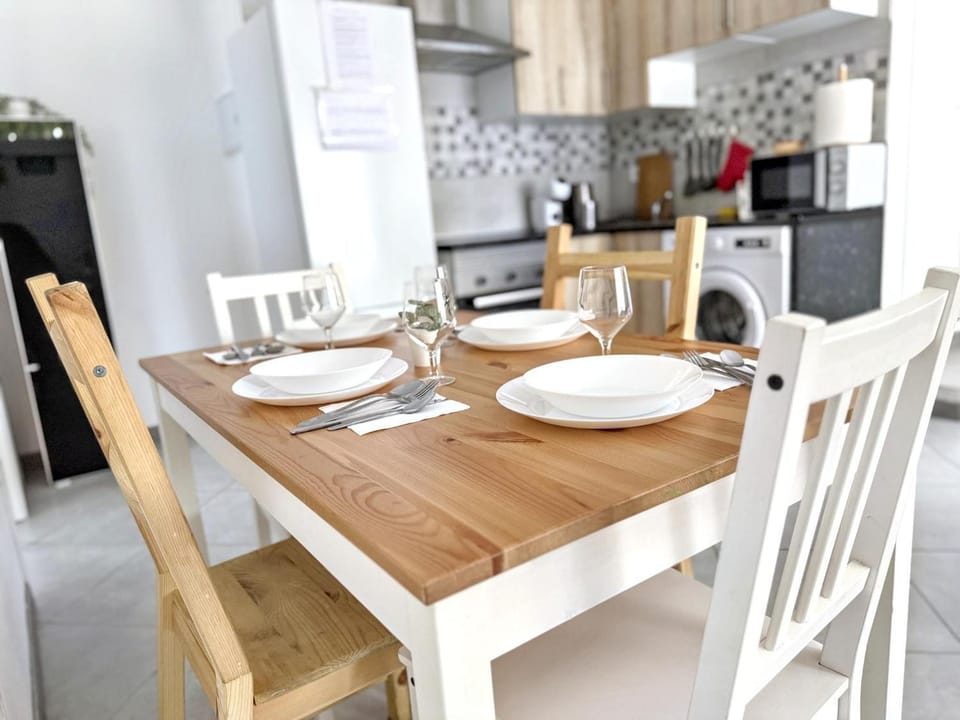 Kitchen or kitchenette, Dining area
