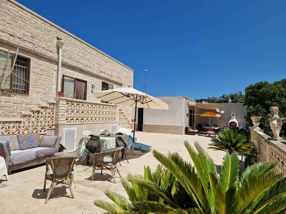 Shower, Property building, Patio, BBQ facilities, Bathroom, Balcony/Terrace, Dining area