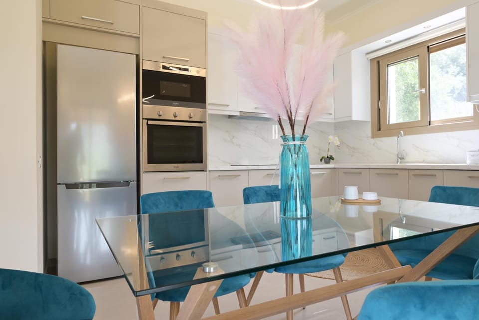 Kitchen or kitchenette, Dining area, minibar, pet friendly, stove