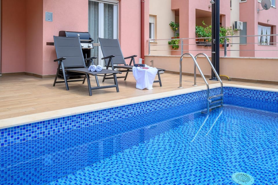 Day, Pool view, Swimming pool, Swimming pool, sunbed