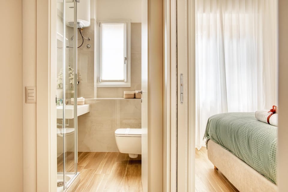 Shower, Toilet, Bathroom, towels
