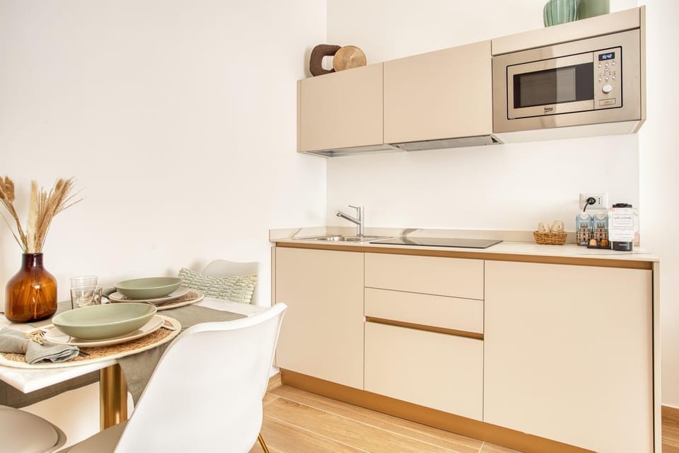 Kitchen or kitchenette, Dining area, minibar, oven, stove, toaster